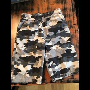 Black/white/gray boys camo shorts size 10